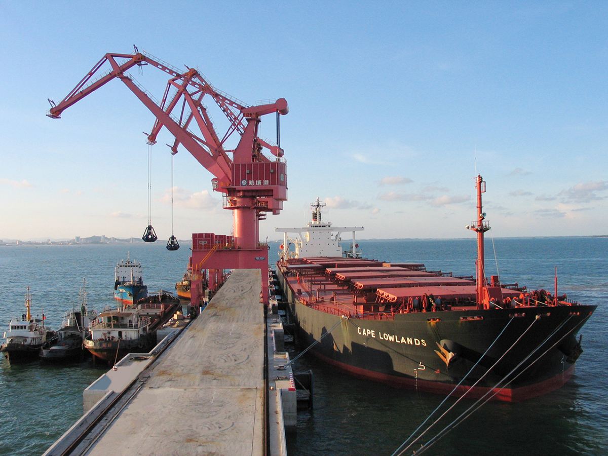 防城港万吨级码头，为我国西南出海大通道中最便捷的深水良港.jpg